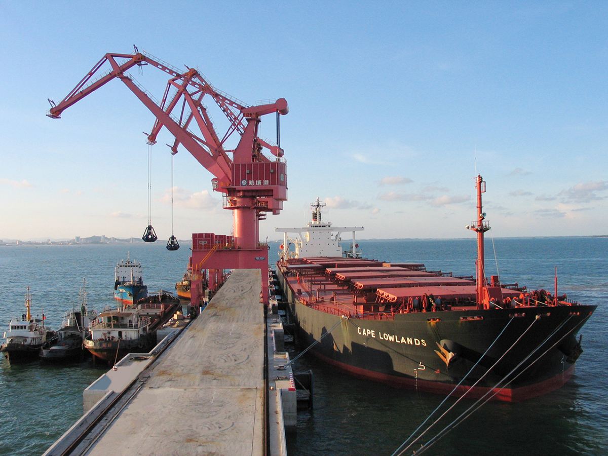 防城港万吨级码头，为我国西南出海大通道中最便捷的深水良港.jpg